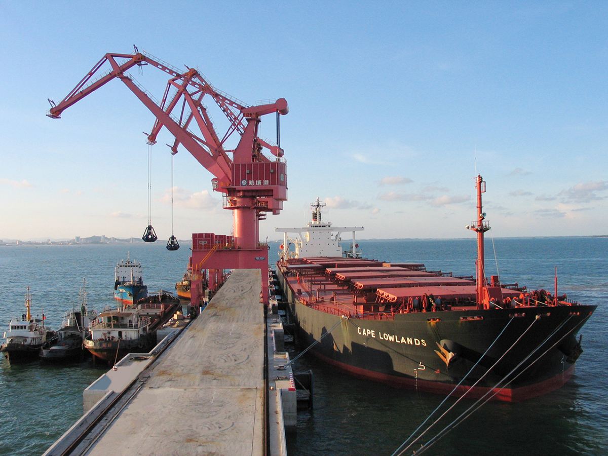 防城港万吨级码头，为我国西南出海大通道中最便捷的深水良港.jpg